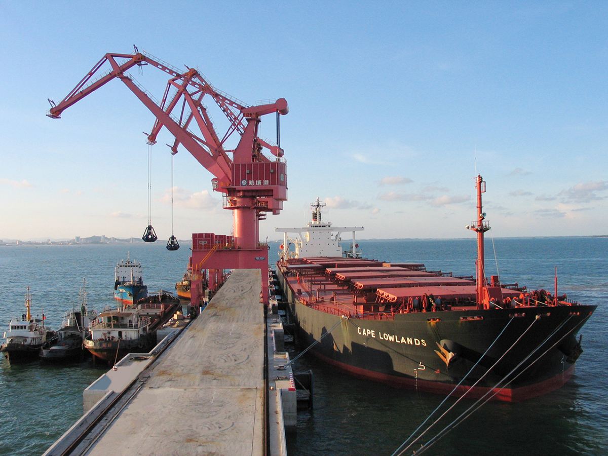 防城港万吨级码头，为我国西南出海大通道中最便捷的深水良港.jpg